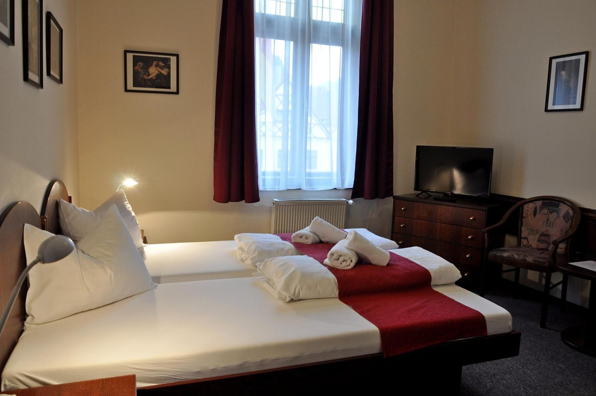Hotel U Bílého koně Loket Chambre photo